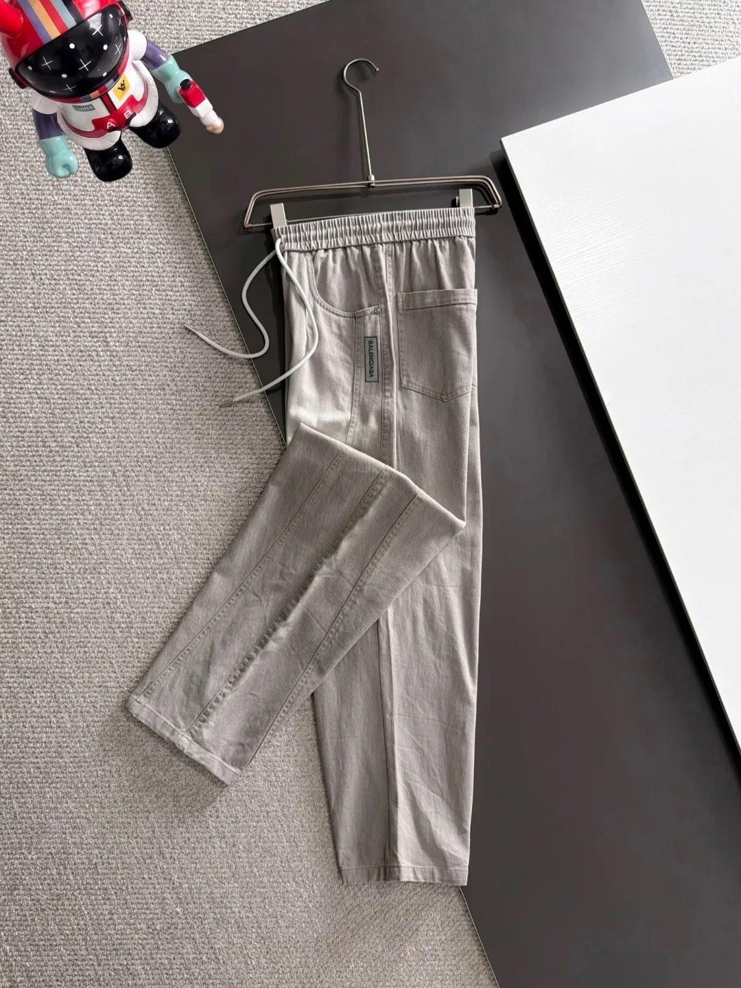 Next day shipment P195 Balenciaga High Quality 2026 Autumn and Winter New Arrival elastic band casual pants, counter-customized fabrics, Breathable, high comfort, impeccable details, brand element design concept, reflecting high quality. It feels delicate and soft! It presents a casual cut and the upper body shape is great! Sizes:S-3XL